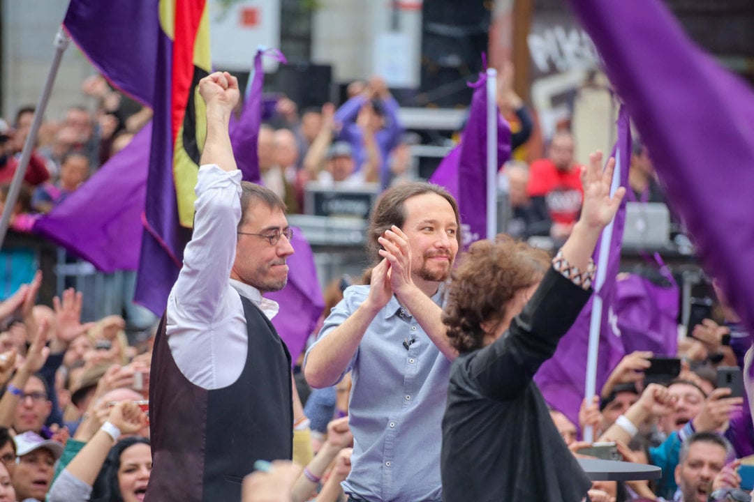 Juan Carlos Monedero y Pablo Iglesias, en un mitin de Podemos (Foto: Ricardo Rubio / Europa Press).