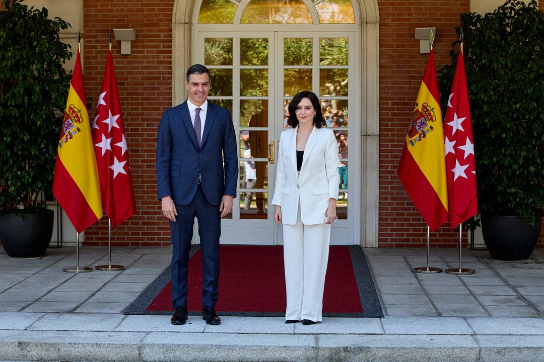 Archivo - El presidente del Gobierno, Pedro Sánchez, recibe a la presidenta de la Comunidad de Madrid, Isabel Díaz Ayuso.