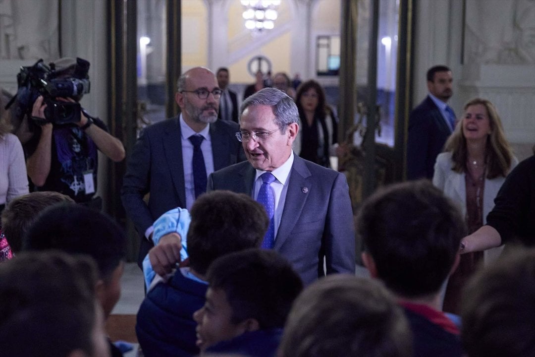 El presidente del Tribunal Supremo, Francisco Marín Castán, recibe una visita escolar durante las jornadas de puertas abiertas del Tribunal Supremo, a 26 de octubre de 2023, en Madrid. (Foto: Jesús Hellín / Europa Press)