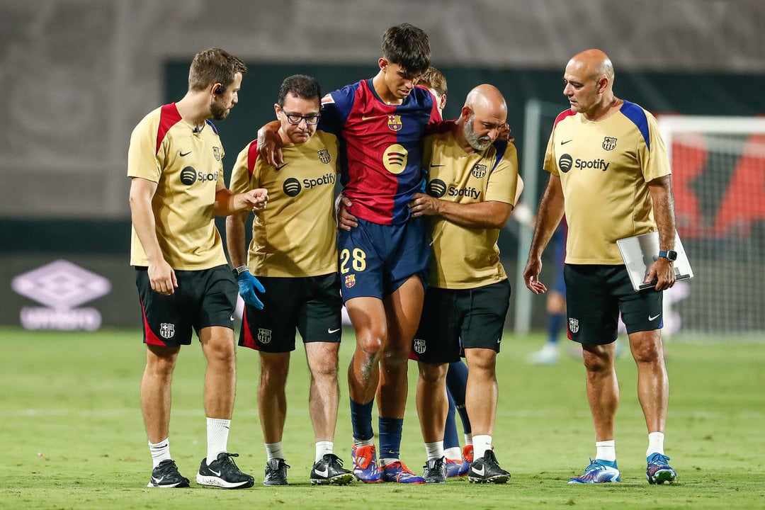 Marc Bernal del FC Barcelona se rompe el ligamento cruzado durante el partido de La Liga EA Sports, contra el Rayo Vallecano, en el estadio de Vallecas el 27 de agosto de 2024, en Madrid. (Foto: AFP7 / Europa Press)