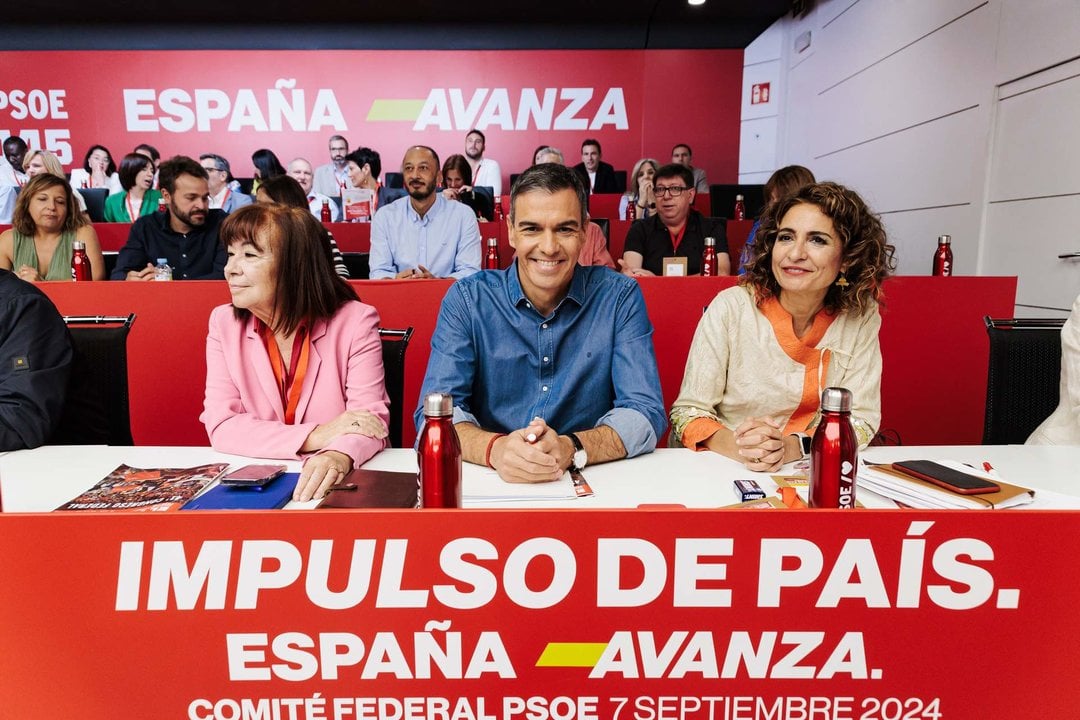 (I-D) La presidenta del PSOE, Cristina Narbona, el presidente del Gobierno y Secretario General del PSOE, Pedro Sánchez y la vicesecretaria general del PSOE, vicepresidenta primera del Gobierno y ministra de Hacienda, María Jesús Montero,