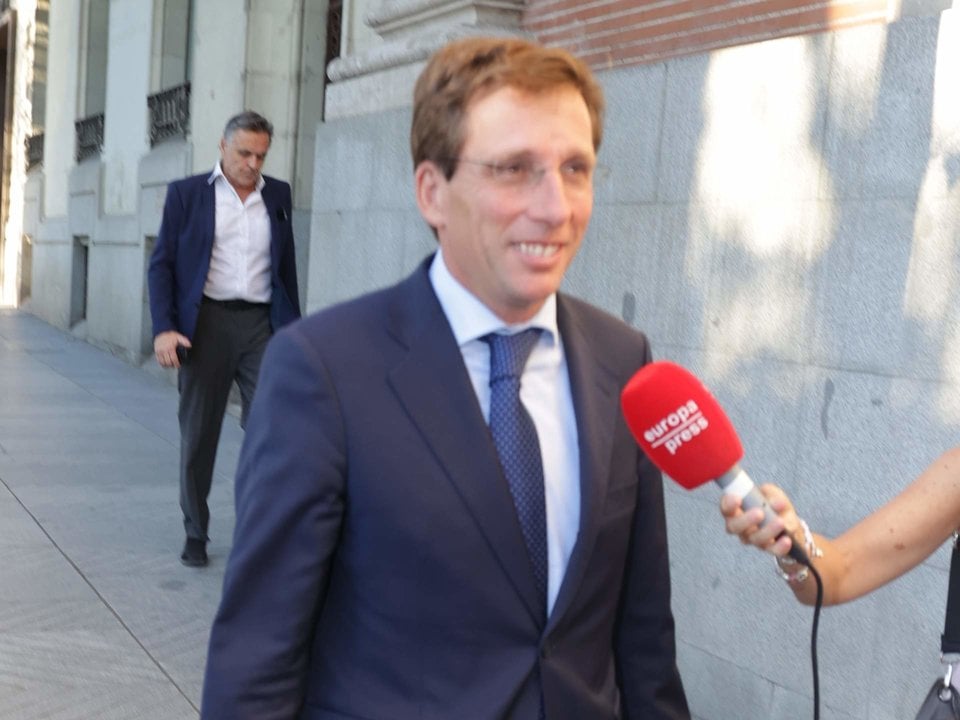 El alcalde de Madrid, José Luis Martínez-Almeida, a su llegada al funeral de Fernández de Araoz, a 09 de septiembre de 2024, en Madrid (España).
FAMOSOS;REALEZA;FUNERAL;REYES
José Ramón Hernando / Europa Press
09/9/2024