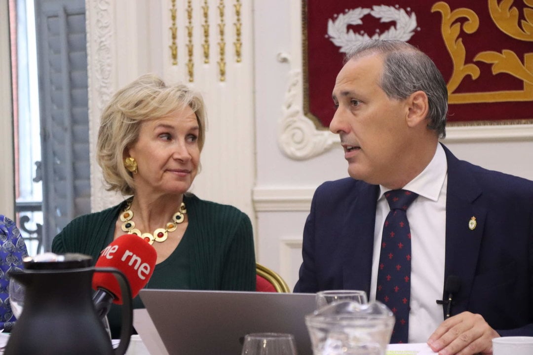 Isabel Winkels y Eugenio Ribón en el acto de presentación a la prensa del disctamen jurídico del ICAM. (Foto: ICAM)