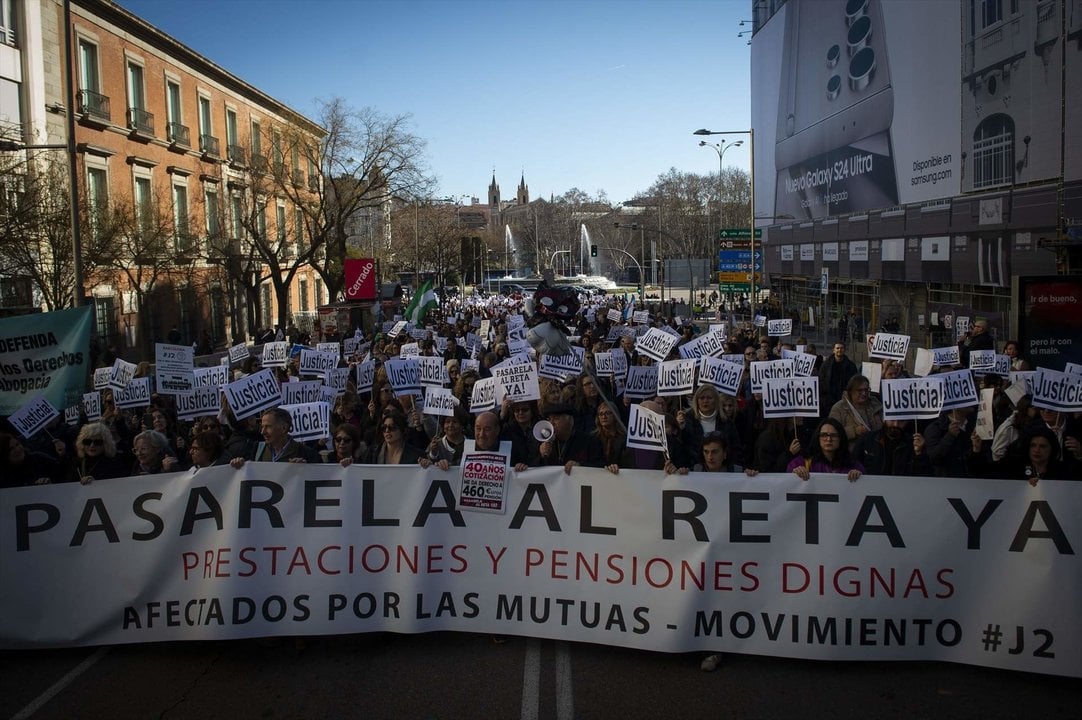 Decenas de personas protestan durante una manifestación de abogados y procuradores, a 3 de febrero de 2024, en Madrid. (Foto: Juan Barbosa / Europa Press)