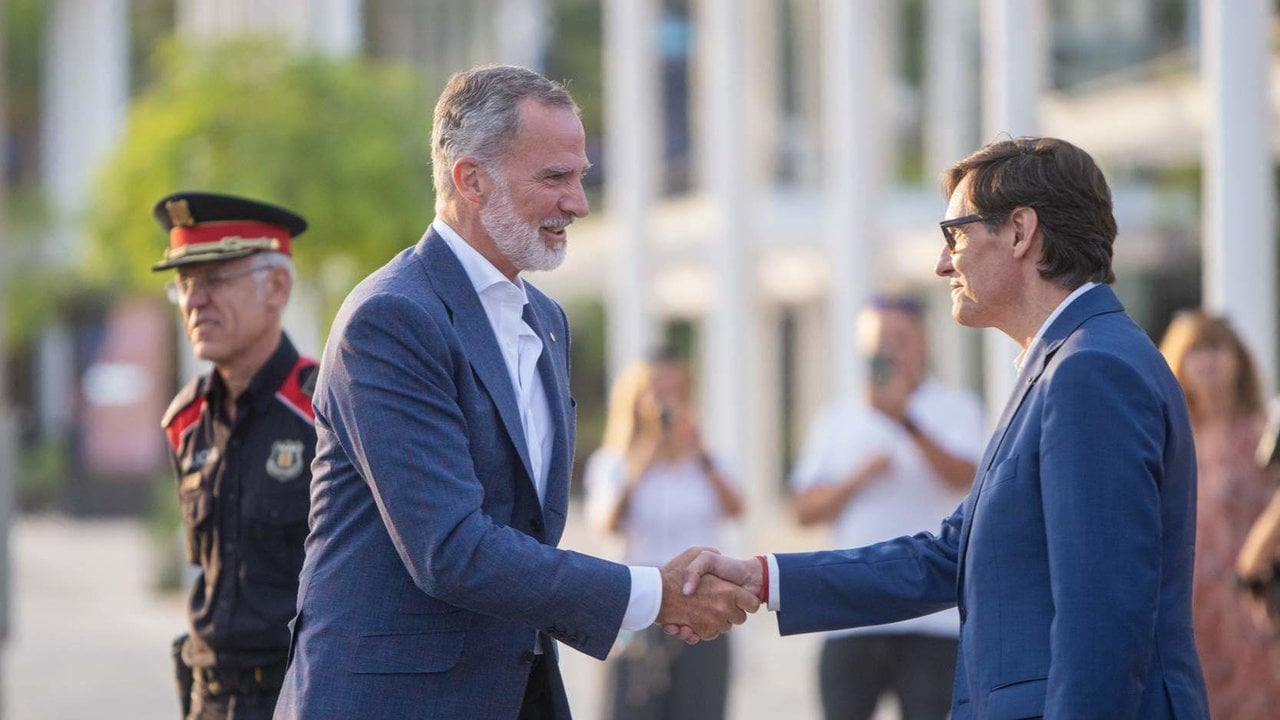 Felipe VI saluda a Salvador Illa en el puerto de Barcelona.