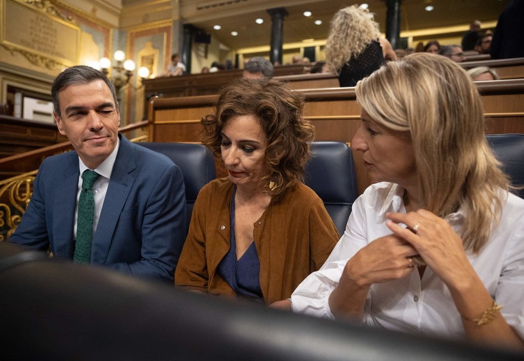 De izquierda a derecha. El presidente del Gobierno, Pedro Sánchez y la vicepresidenta primera y ministra de Hacienda, María Jesús Montero y la vicepresidenta segunda y ministra de Trabajo, Yolanda Díaz.