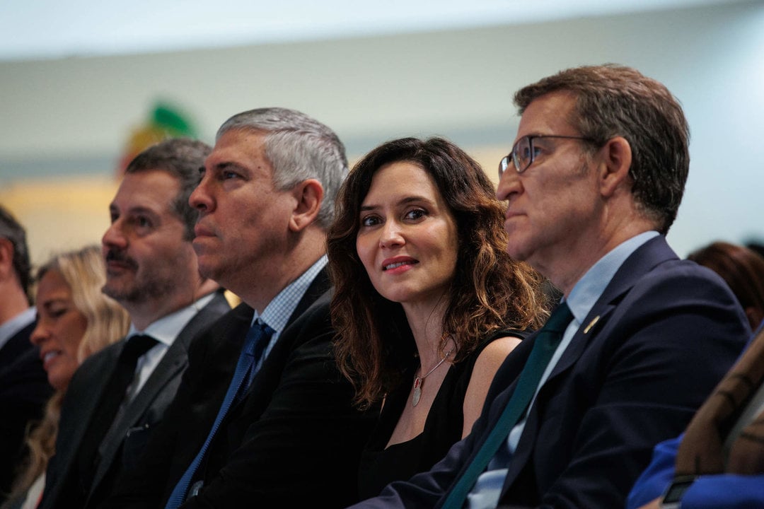 La presidenta de la Comunidad de Madrid, Isabel Díaz Ayuso (2d), y el presidente del Partido Popular, Alberto Núñez Feijóo (1d, durante la celebración del Día de Madrid en Fitur 2024, en IFEMA Madrid, a 26 de enero de 2024, en Madrid.