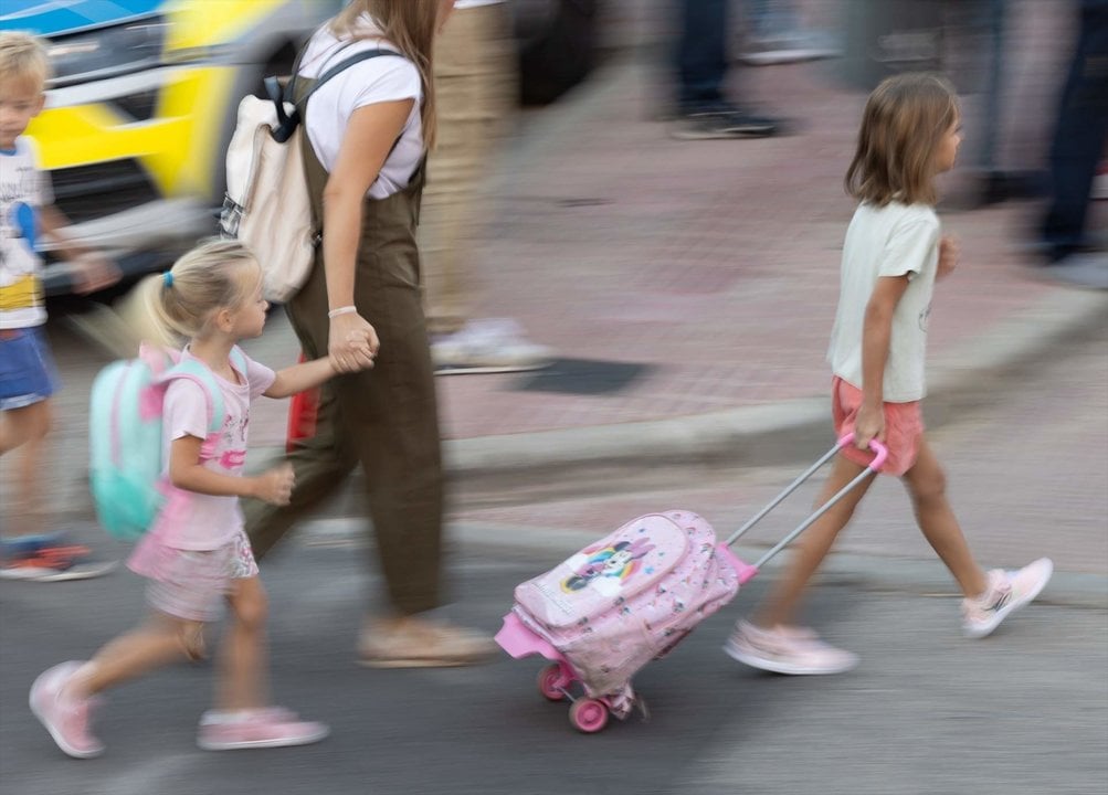 Dos niñas el primer día de colegio.