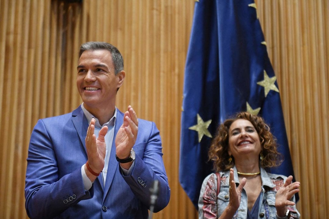 El secretario general del PSOE y presidente del Gobierno, Pedro Sánchez y la vicesecretaria general del PSOE, vicepresidenta primera del Gobierno y ministra de Hacienda, María Jesús Montero, durante la reunión interparlamentaria socialista de este lunes.