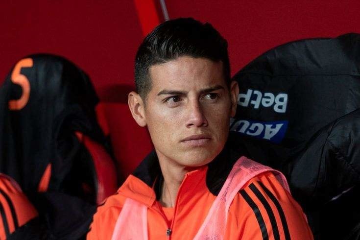 ¿Quiénes son los padres de James Rodríguez? Te contamos todo sobre su familia Uno de los jugadores de fútbol más talentosos de Colombia es James Rodríguez, quien es reconocido por su habilidad, precisión y creatividad en el juego. Durante su carrera, ha pertenecido a equipos conocidos a nivel internacional como el Real Madrid, Bayern Múnich y Everton, y más recientemente, después de su destacada actuación en la Copa América, ha llegado al Rayo Vallecano con gran éxito. Pero detrás de su éxito deportivo, hay una familia que ha jugado un papel importante en su vida, especialmente sus padres, quienes lo han apoyado desde que empezó a jugar fútbol. Wilson Rodríguez El nombre del padre de James Rodríguez es Wilson James Rodríguez Bedoya. Durante la década de 1980, jugó como futbolista profesional en Colombia. Jugó como delantero y tuvo éxito en equipos locales como el Deportivo Tolima, pero no logró alcanzar la popularidad internacional que su hijo posteriormente obtuvo.  A pesar de ser una figura importante en la infancia de James, Wilson James no siempre estuvo presente. James era un niño cuando sus padres se separaron, lo que alteró la dinámica familiar. James fue criado principalmente por su madre después de la separación. Sin embargo, Wilson James fue quien introdujo a su hijo en el fútbol, lo que marcó el comienzo de una carrera prometedora. Mantuvieron contacto a pesar de no vivir juntos, y Wilson James continuó apoyando a su hijo en su crecimiento como jugador.  Ha quedado claro con el tiempo que Wilson James tuvo un papel importante en despertar la pasión de James por el fútbol. James ha hablado en varias entrevistas sobre cómo su padre influyó en su carrera y cómo fue una inspiración para él desde niño.  María Del Pilar Rubio James Rodríguez es el padre de María Del Pilar Rubio. A diferencia de Wilson James, María del Pilar no participó en deportes, pero ha sido una figura constante y importante en la vida del futbolista. Ella cuidó a James después de que sus padres se separaran, apoyándolo en su sueño de convertirse en futbolista profesional.  James describió a María del Pilar como una madre amorosa, protectora y muy preocupada por su bienestar. Ella fue una figura de apoyo que lo acompañaba en los entrenamientos y partidos desde los primeros años de su carrera. James ha reconocido en entrevistas que su dedicación fue tan grande que no hubiera sido posible su éxito sin el sacrificio de su madre.  En entrevistas, María del Pilar ha hablado sobre sus luchas como madre soltera y su compromiso de asegurarse de que James tenga las mejores oportunidades. James recibió la estabilidad que necesitaba para concentrarse en su desarrollo futbolístico y alcanzar el éxito en un deporte tan competitivo como el fútbol gracias a su presencia constante. La familia de James Rodríguez James Rodríguez ha recibido apoyo de una familia a lo largo de su vida. James mantuvo una relación cercana con ambos padres a pesar de que se separaron. También tiene un hermanastro llamado Juan Sebastián, quien es el resultado de una nueva conexión de su padre, quien ha demostrado un gran interés por el fútbol.  El papel de James como padre juega un papel importante en su vida. Estuvo casado con Daniela Ospina, la hermana de David Ospina, el portero colombiano. Salomé Rodríguez Ospina fue su hija juntos. James y Daniela todavía mantienen una relación cercana por el bienestar de su hija a pesar de su separación en 2017. James ha compartido ocasionalmente momentos especiales con Salomé a través de sus redes sociales, lo que lo ha motivado mucho.  James tiene una relación muy cercana con su hija y en varias entrevistas ha mencionado que ser padre es su mayor felicidad en la vida. A pesar de que su carrera lo ha llevado por todo el mundo, siempre ha estado tratando de mantener una conexión fuerte con Salomé y Samuel, nacido en 2019, demostrando que la familia sigue siendo importante para él.