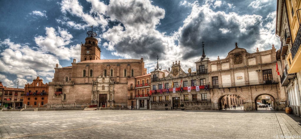 ¿Cuál es el pueblo con la plaza mayor más grande de España?