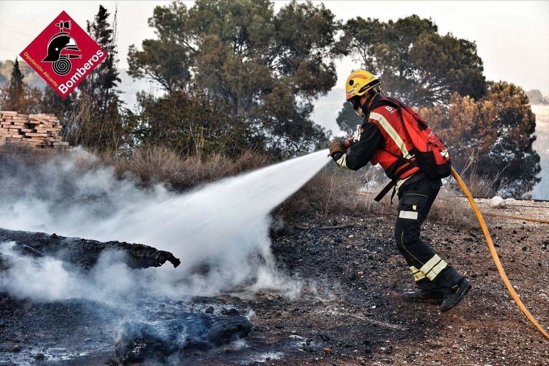 Incendio forestal de Benidorm. (Foto: CONSORCIO PROVINCIAL DE BOMBEROS DE ALICANTE)