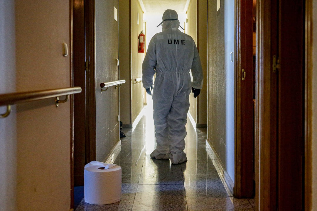 Un militar de la UME entra a desinfectar en una residencia de mayores en Villaviciosa de Odón, Madrid (Foto: Ricardo Rubio / Europa Press).