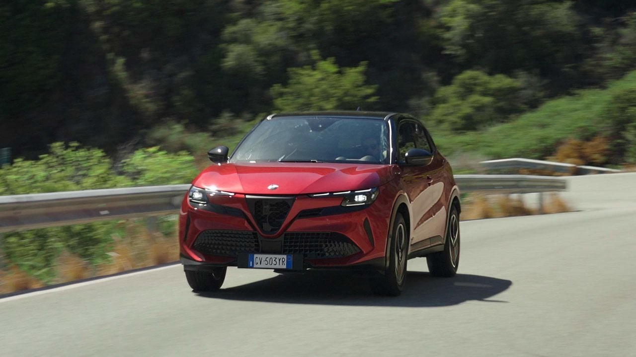 En el Alfa Romeo Junior Elettrica no podía faltar el frontal con el tradicional trilobulado, que engloba el Scudetto y las dos bigoteras.