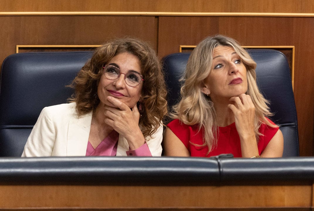 La vicepresidenta primera del Gobierno y ministra de Hacienda, María Jesús Montero (i), y la vicepresidenta segunda del Gobierno y ministra de Trabajo, Yolanda Díaz (d), en el Congreso de los Diputados, a 12 de junio de 2024, en Madrid.