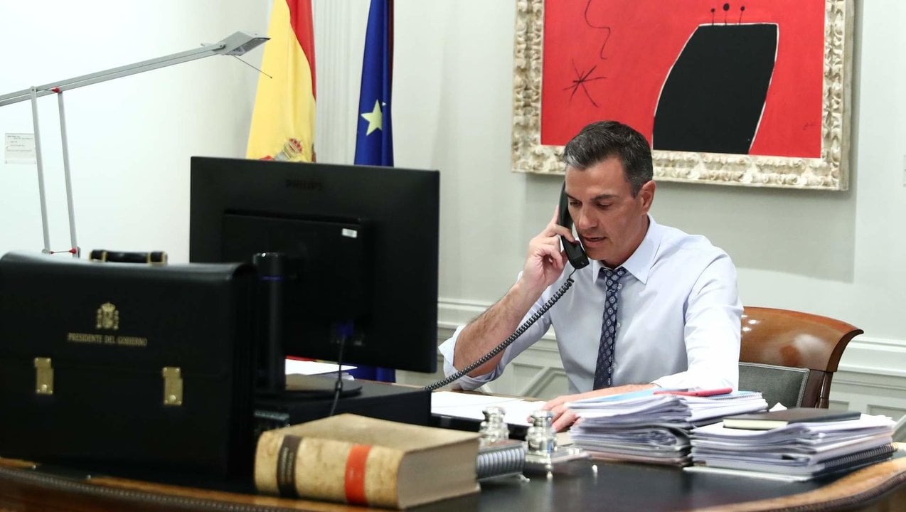 Pedro Sánchez habla por teléfono con Joe Biden desde si despacho en el Palacio de La Moncloa (Foto: Pool Moncloa / Jorge Villar).