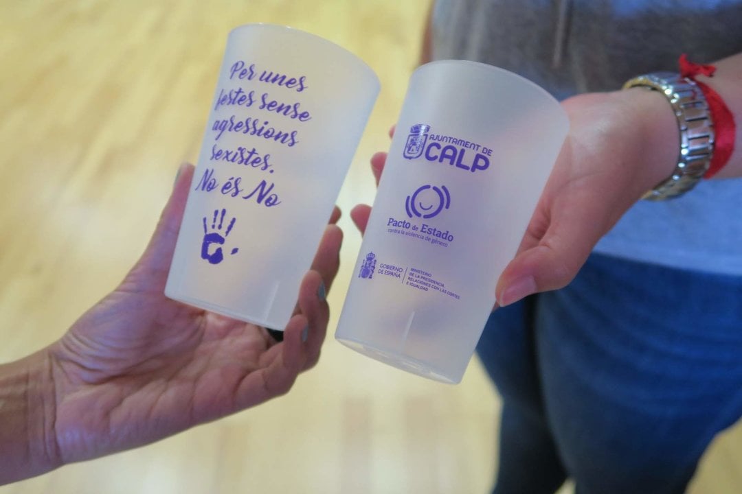 Vasos con lemas feministas, financiados por la Delegación de Gobierno contra la Violencia de Género, repartidos en el municipio de Calp (Alicante) durante las fiestas populares.