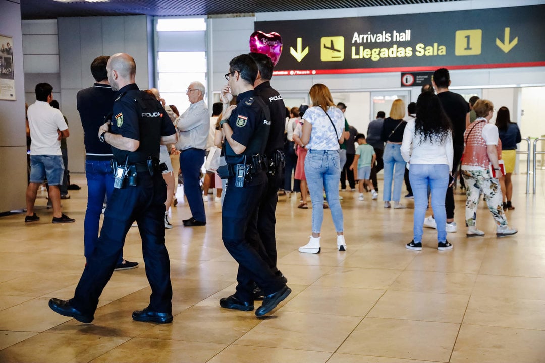 Un grupo de agentes de Policía Nacional en el aeropuerto Adolfo Suárez Madrid Barajas.