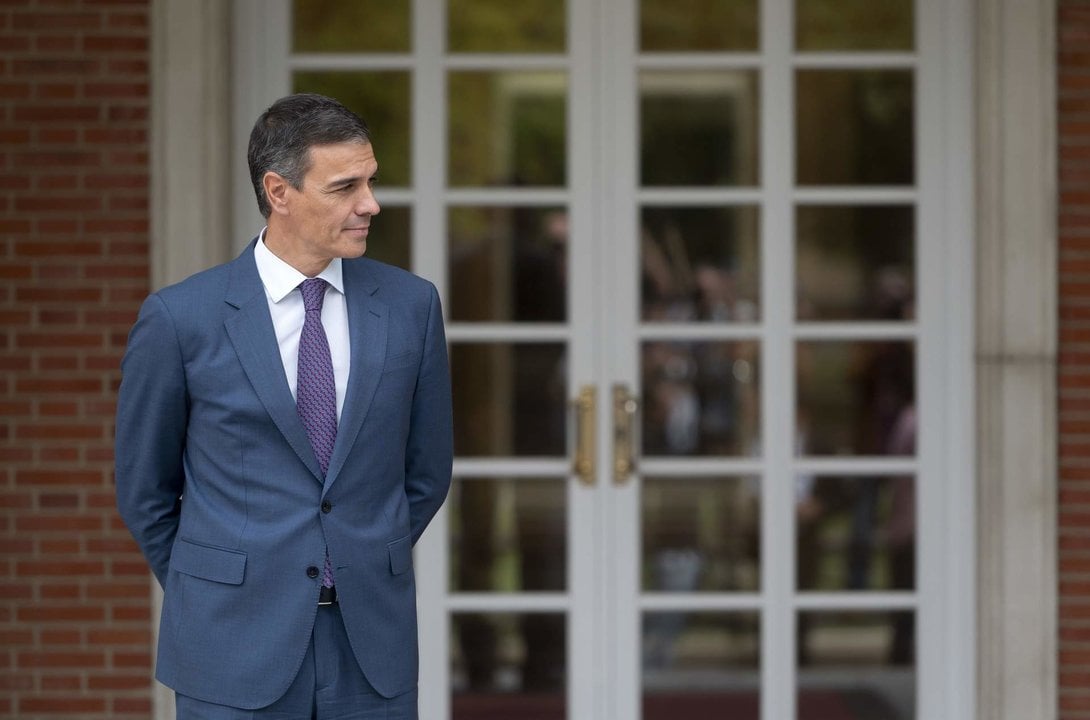 El presidente del Gobierno, Pedro Sánchez, antes de una reunión con el presidente de Andalucía, Juan Manuel Moreno Bonilla, en el Complejo de La Moncloa.