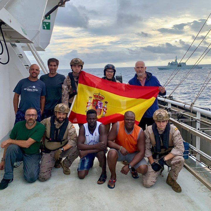 Militares de la Armada, con la tripulación del 'Playa de Bakio' (Foto: @EMADmde).