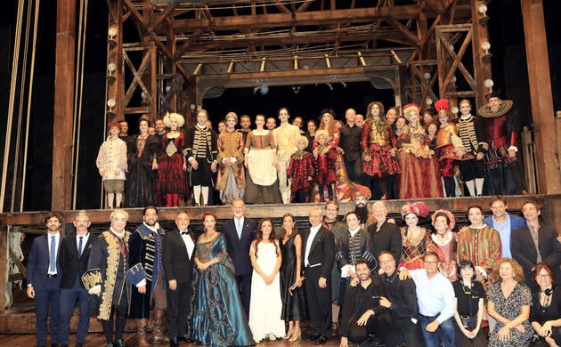 Fotografía de grupo de Sus Majestades los Reyes con el equipo artístico y reparto de la obra. (Foto: Casa de S.M. el Rey)