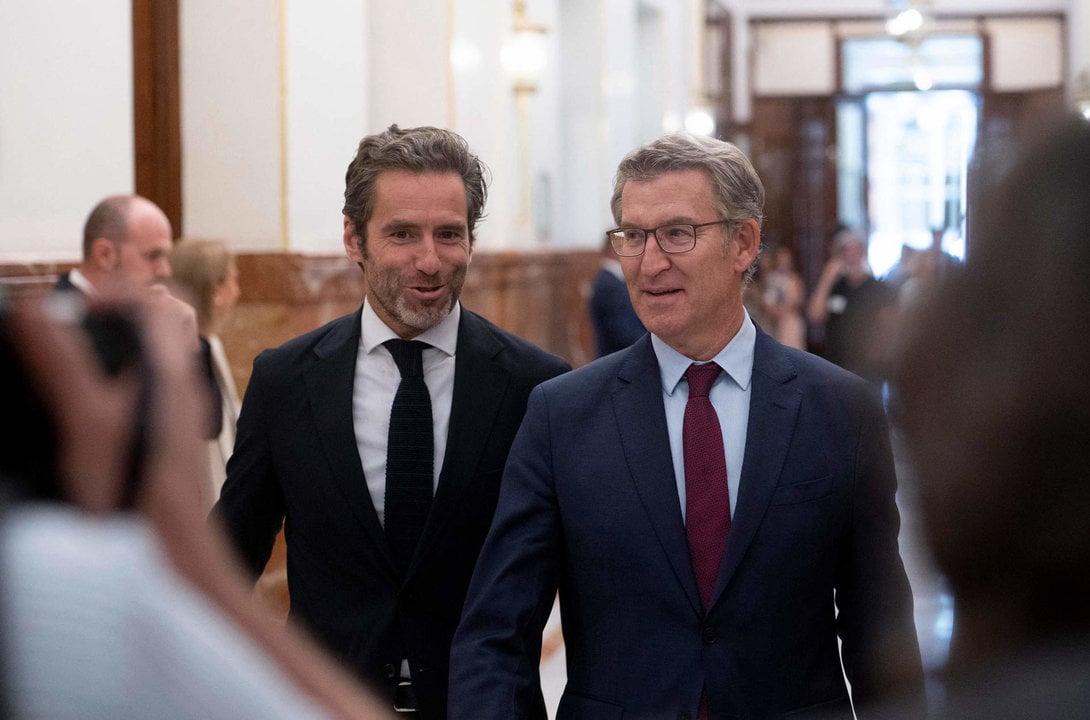 El portavoz del PP, Borja Sémper (i) y el presidente del PP, Alberto Núñez Feijóo (d), salen de una sesión plenaria en el Congreso de los Diputados, a 11 de septiembre de 2024, en Madrid.