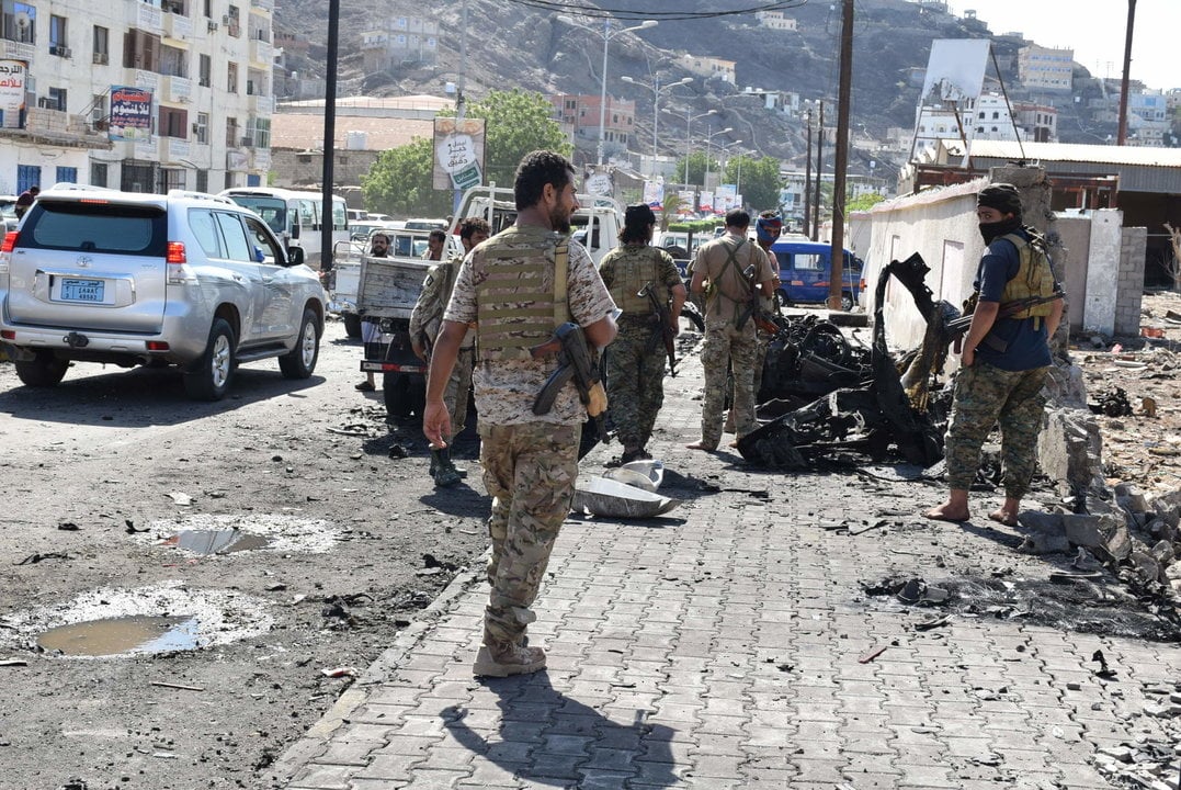 Miembros de seguridad en la calle después de un ataque con coche bomba en Adén, Yemen, 10 de octubre de 2021. (Foto: Europa Press / Murad Abdo)