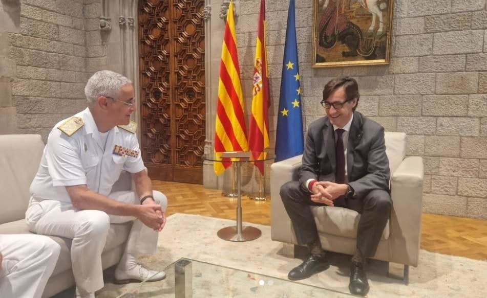 El almirante general Antonio Piñeiro y Salvador Illa, en el Palau de la Generalitat de Cataluña (Foto: Armada).