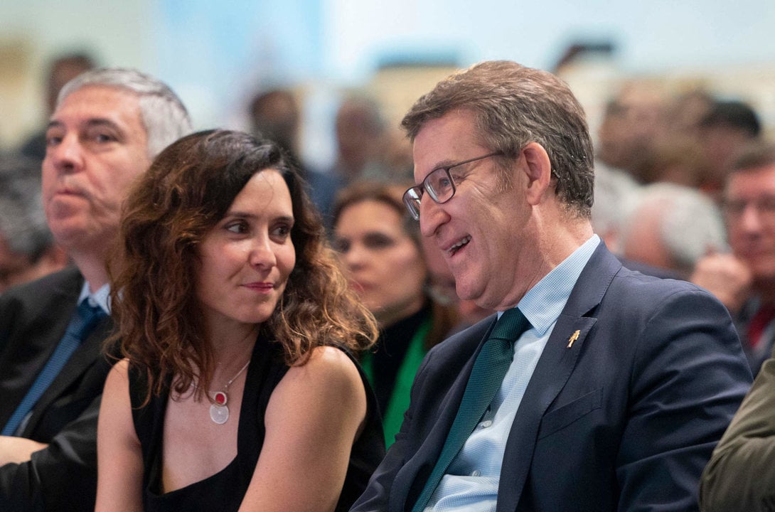 La presidenta de la Comunidad de Madrid, Isabel Díaz Ayuso (2i), y el presidente del Partido Popular, Alberto Núñez Feijóo (1d), durante la celebración del Día de Madrid en Fitur 2024, en IFEMA Madrid, a 26 de enero de 2024, en Madrid.