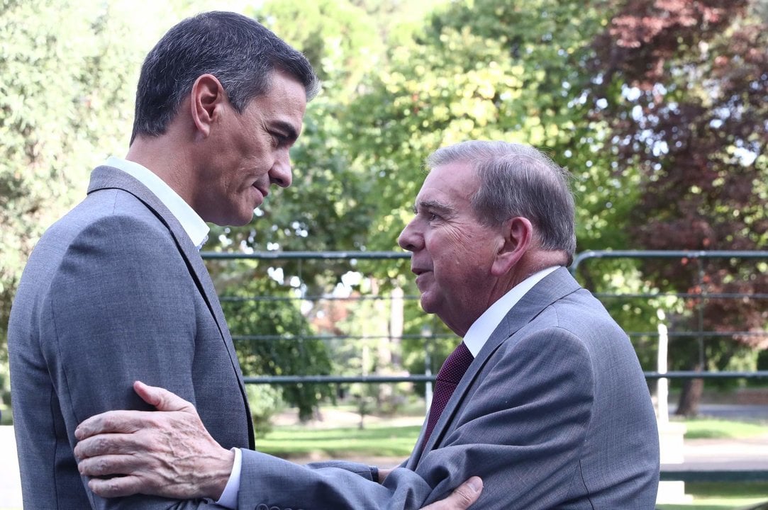 El presidente del Gobierno, Pedro Sánchez, recibe al candidato opositor venezolano Edmundo González, en el Palacio de la Moncloa.