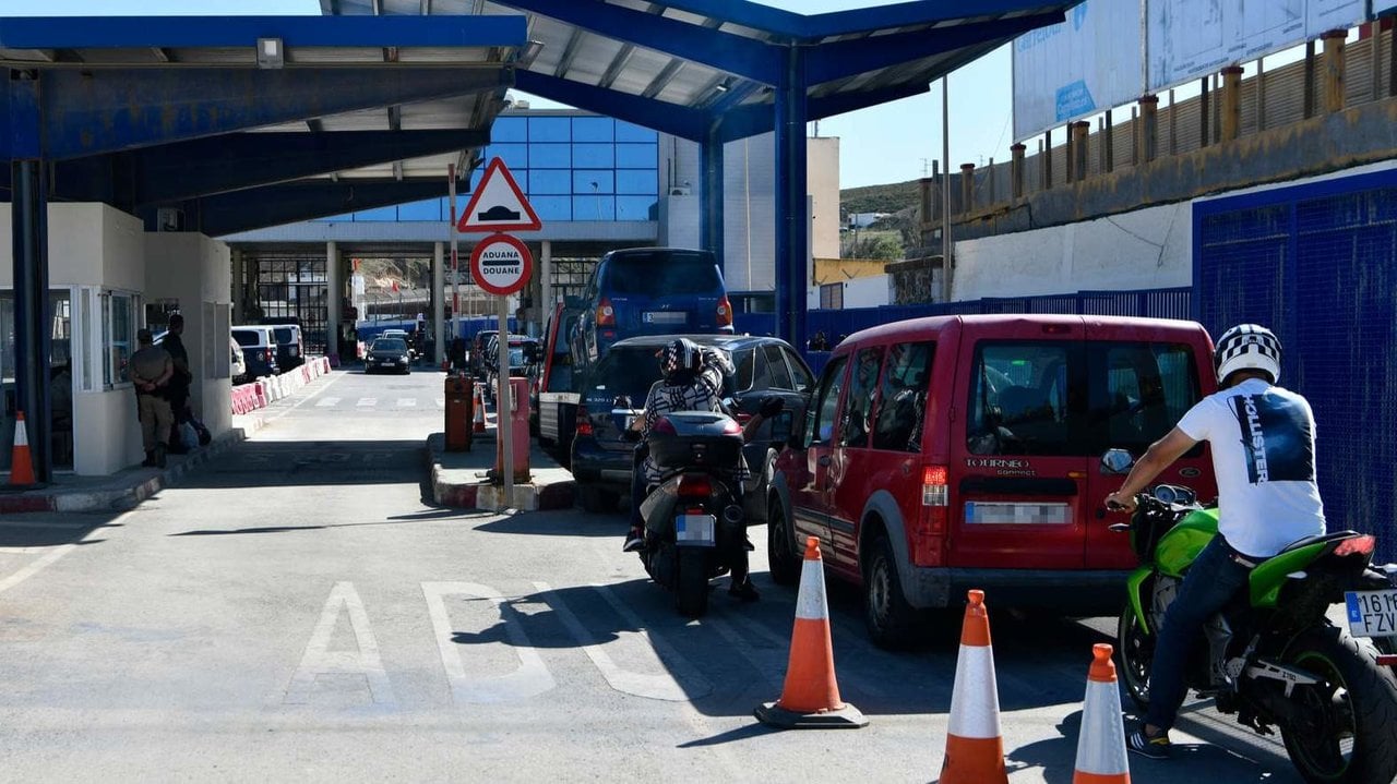 Varios vehículos en el paso fronterizo de España y Marruecos en Ceuta, en una imagen de archivo.