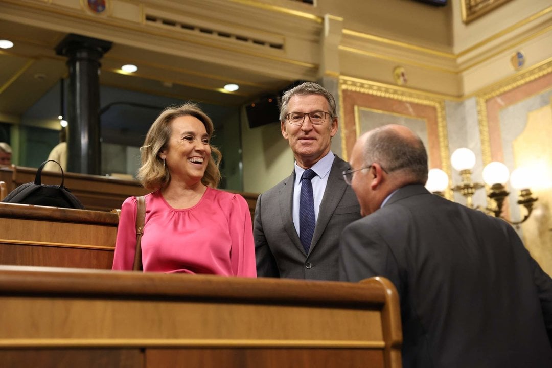 De izquierda a derecha. La secretaria general del PP, Cuca Gamarra; el presidente del PP, Alberto Núñez Feijóo y el portavoz del PP, Miguel Tellado, llegan a una sesión de control al Gobierno, en el Congreso de los Diputados, a 25 de septiembre de 2024, en Madrid.