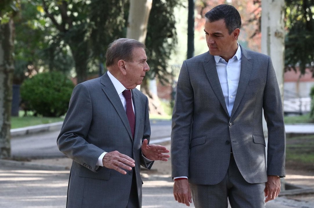 El candidato opositor venezolano, Edmundo González, (i) y el presidente del Gobierno, Pedro Sánchez (d), se reúnen en el Palacio de la Moncloa, a 12 de septiembre de 2024, en Madrid.