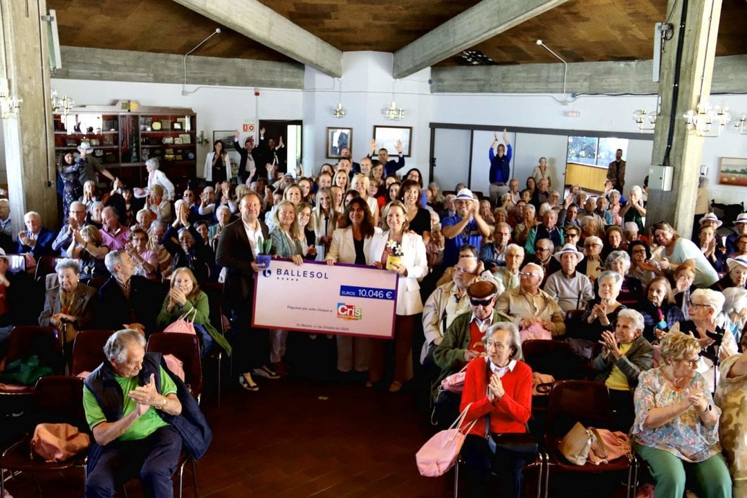 Las personas mayores de Ballesol donan más de 10.000 euros a la lucha contra el cáncer.