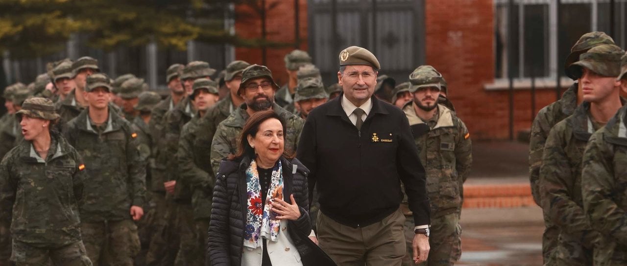 La ministra de Defensa y el Jefe de Estado Mayor del Ejército visitan el Centro de Formación de Tropa de Cádiz (Foto: Nacho Frade / Europa Press).