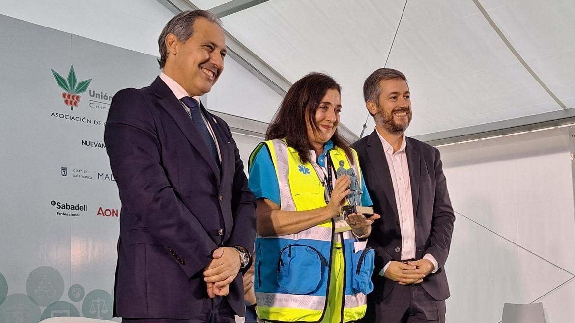 La directora del SUMMA recogiendo el galardón. 