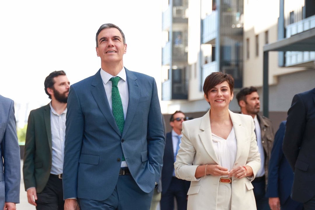 De izquierda a derecha. El presidente del Gobierno, Pedro Sánchez, y la ministra de Vivienda y Agenda Urbana, Isabel Rodríguez.