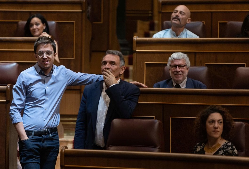 El líder de Más País y portavoz de Sumar en el Congreso, Iñigo Errejón (1i), y el diputado de Sumar Enrique Santiago (2i), durante una sesión plenaria en el Congreso de los Diputados, a 4 de julio de 2024, en Madrid.