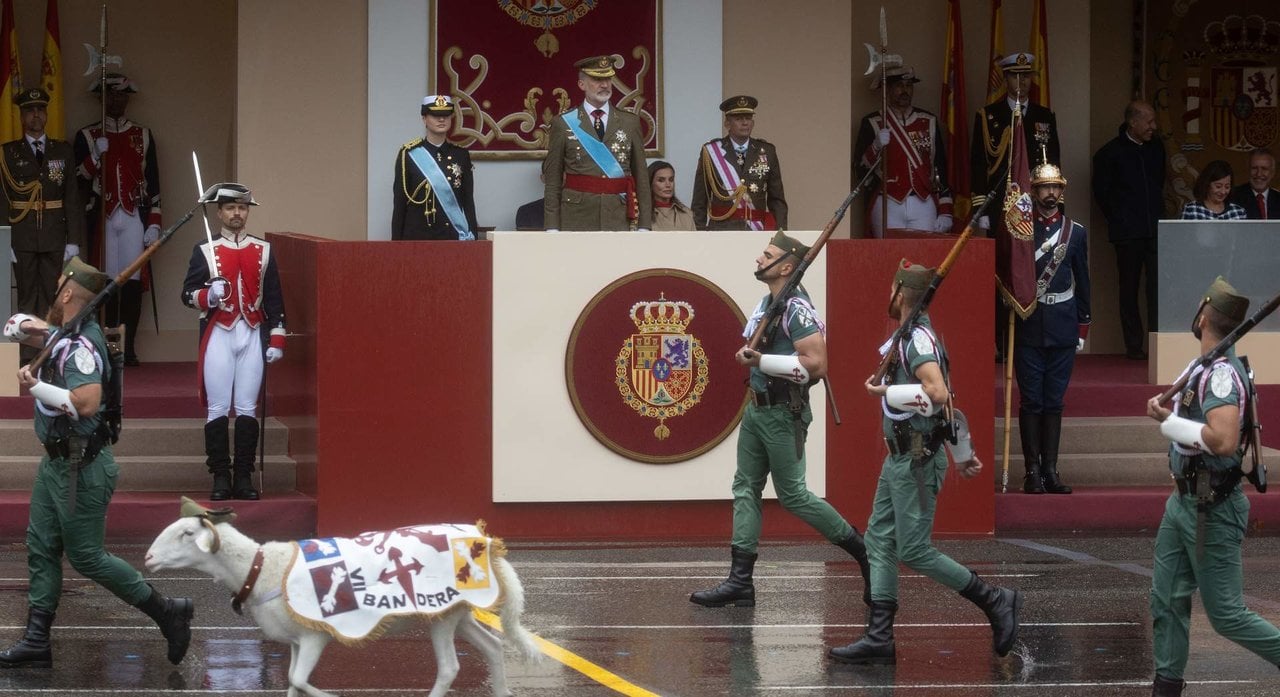 Los legionarios desfilan ante los reyes y la princesa de Asturias (Foto: Alejandro Martínez Vélez / Europa Press).