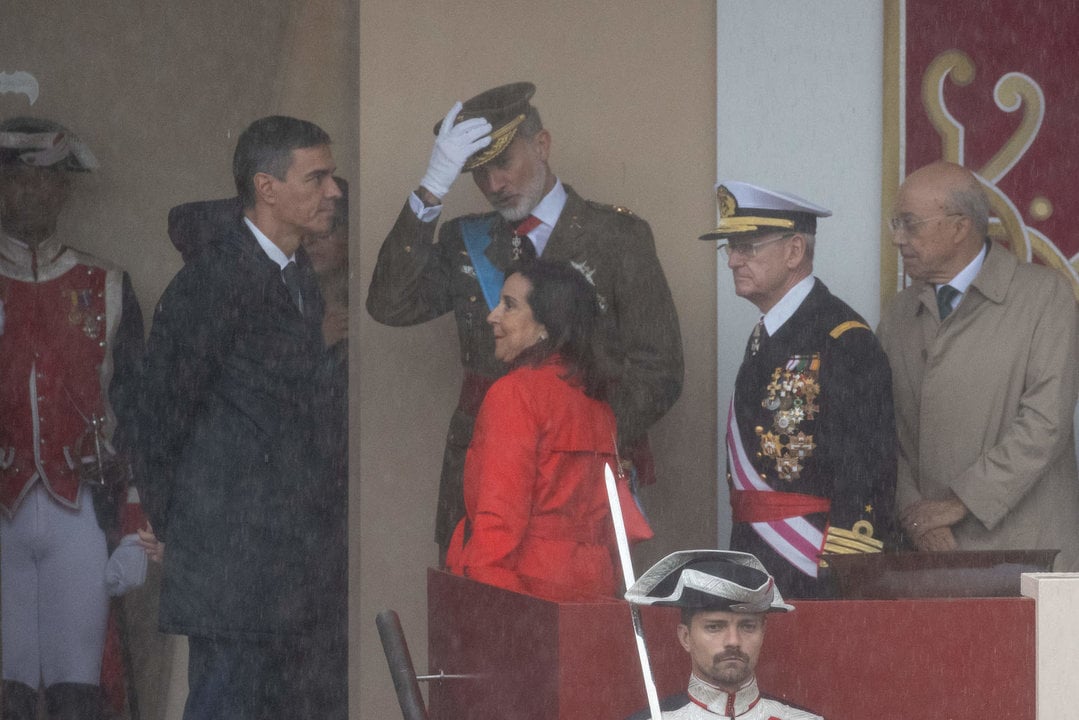 Pedro Sánchez, Felipe VI, el JEMAD y el secretario general de la Casa del Rey (Foto: Alejandro Martínez Vélez / Europa Press).