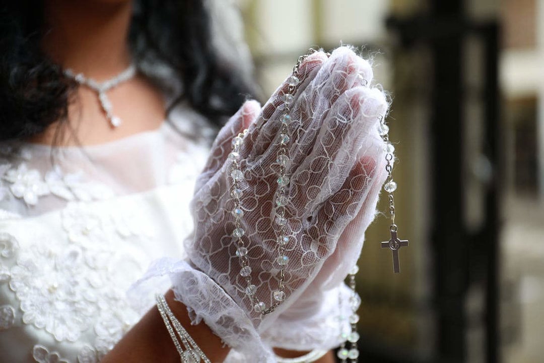 Pulseras bordadas y medallas católicas como símbolo de devoción y espiritualidad