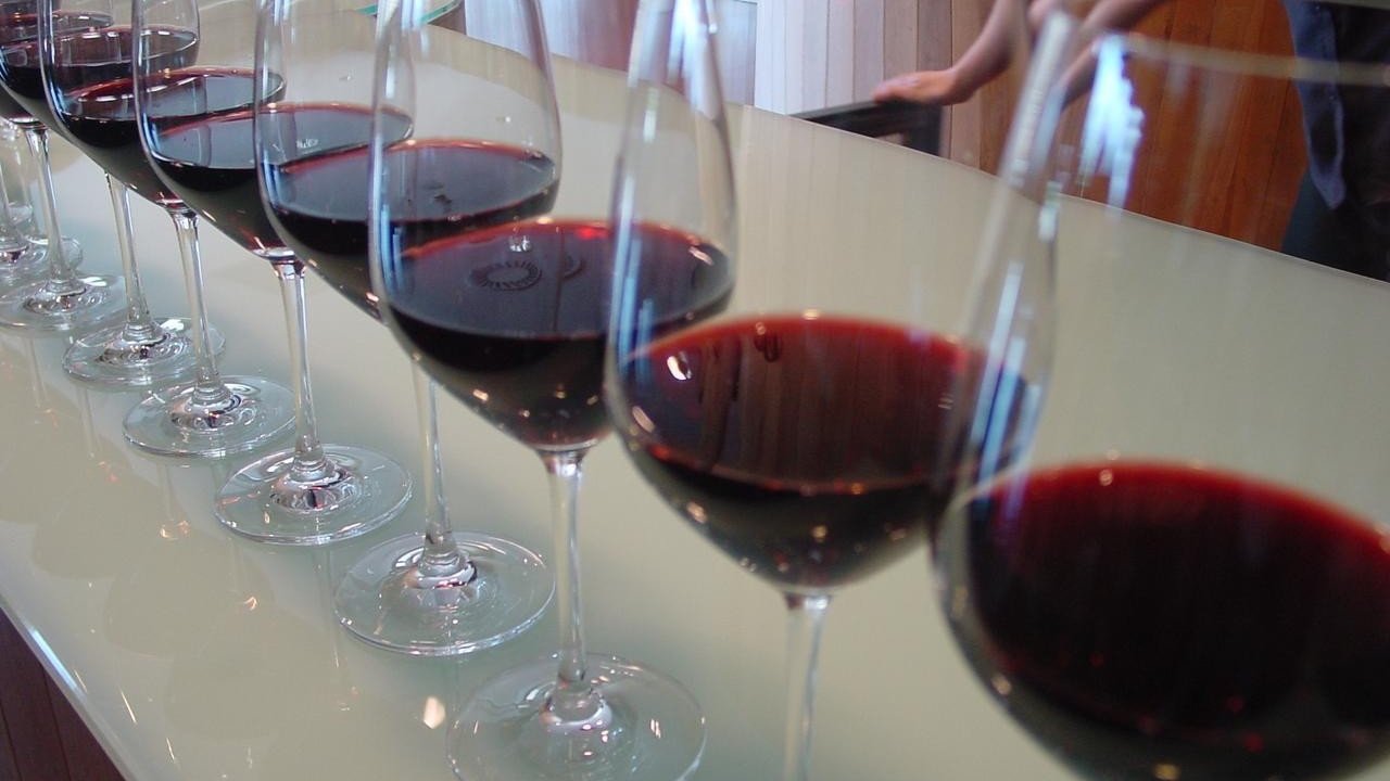 Se acabó el mito: las mujeres españolas prefieren el vino tinto al blanco