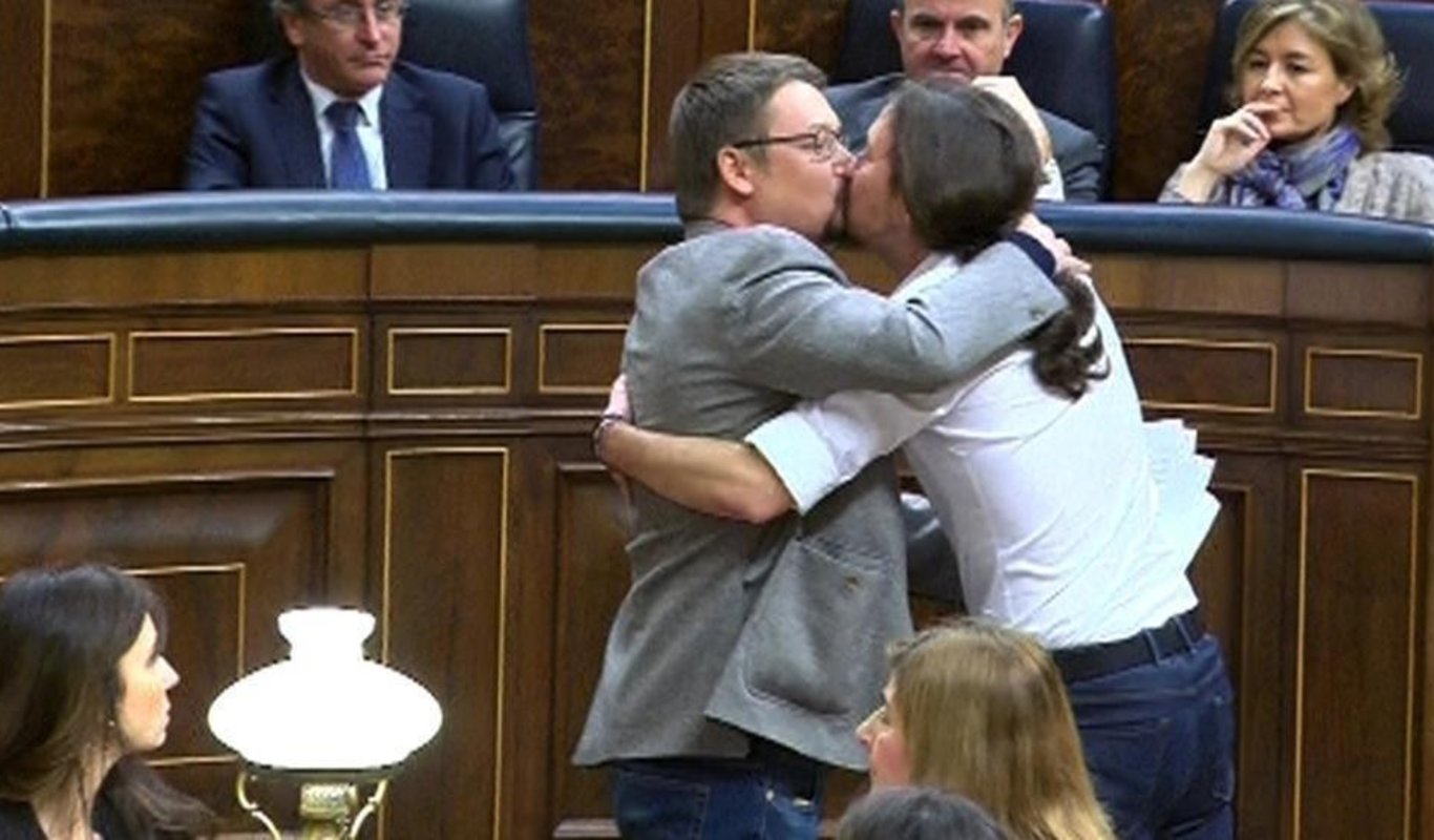 El Diputado Al Que Besó Pablo Iglesias Es Pro Errejón