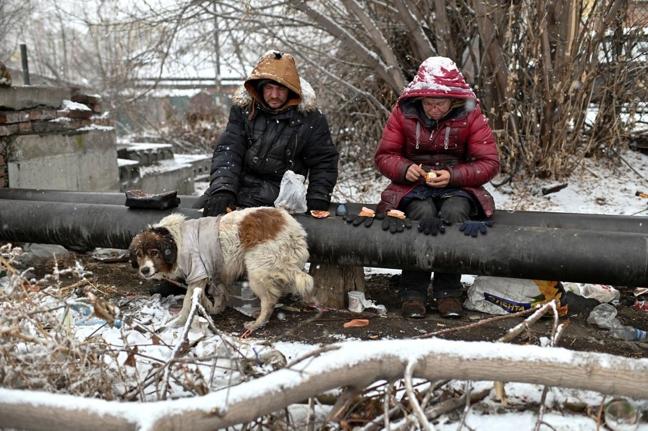 Hombre sin hogar en invierno. hombre sin hogar en ropa de invierno. se  necesita refugio para personas sin hogar. la seguridad en invierno es  genial.