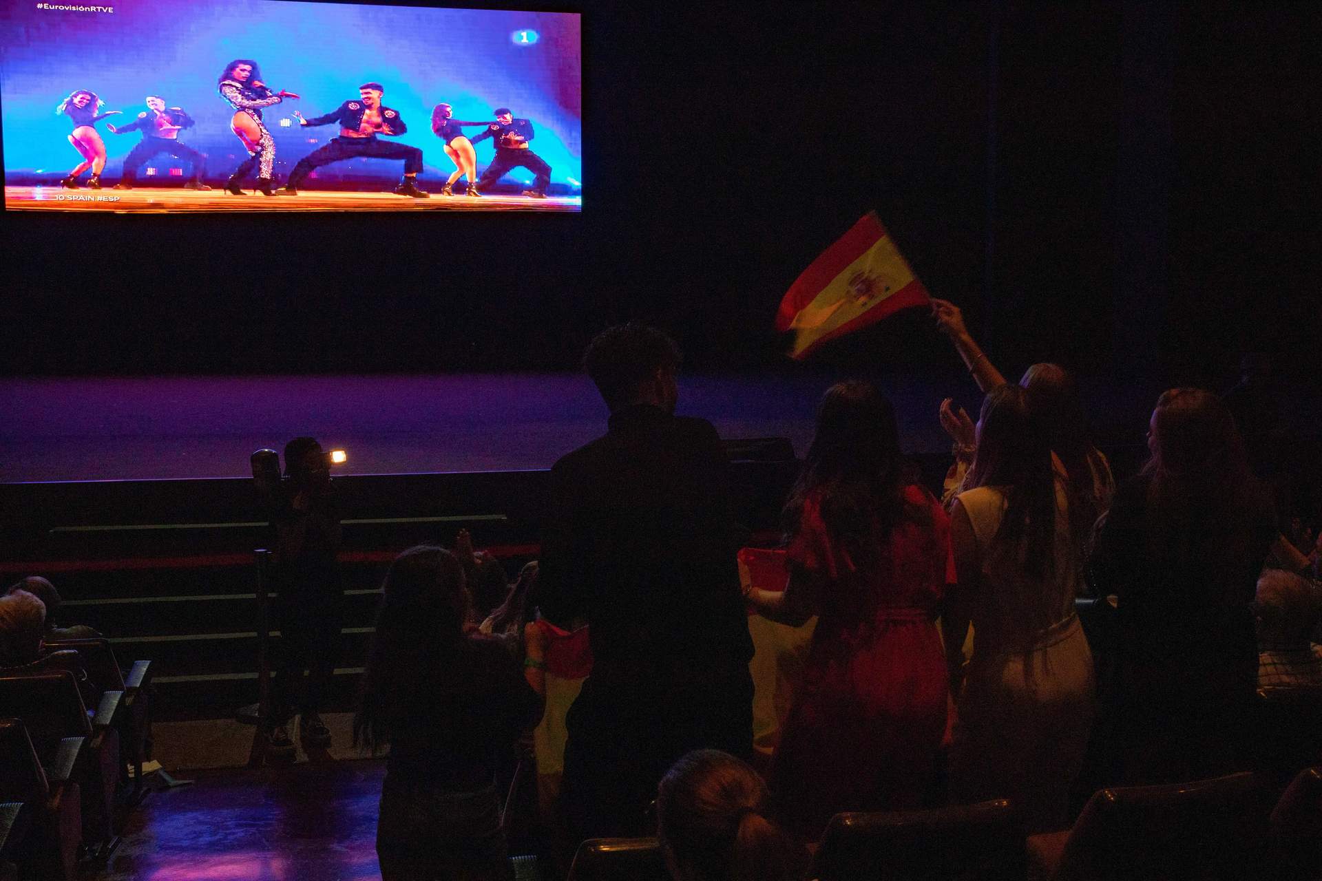 Los 1.400 vecinos de Olesa (Barcelona) que siguen Eurovisión ovacionan a Chanel mientras actúa