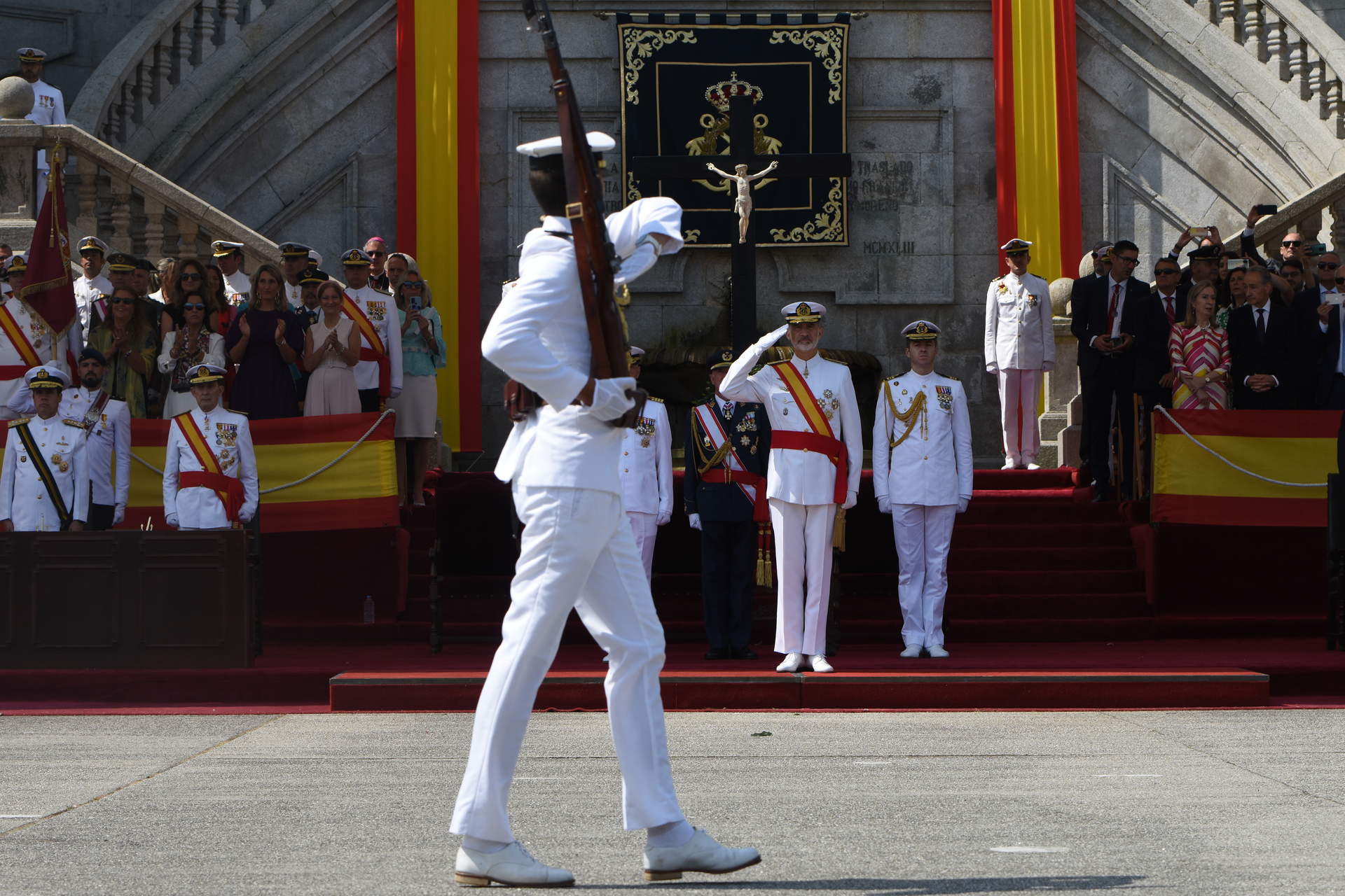 Felipe VI entrega en la Escuela Naval de Marín 106 Reales Despachos a los nuevos oficiales de la Armada