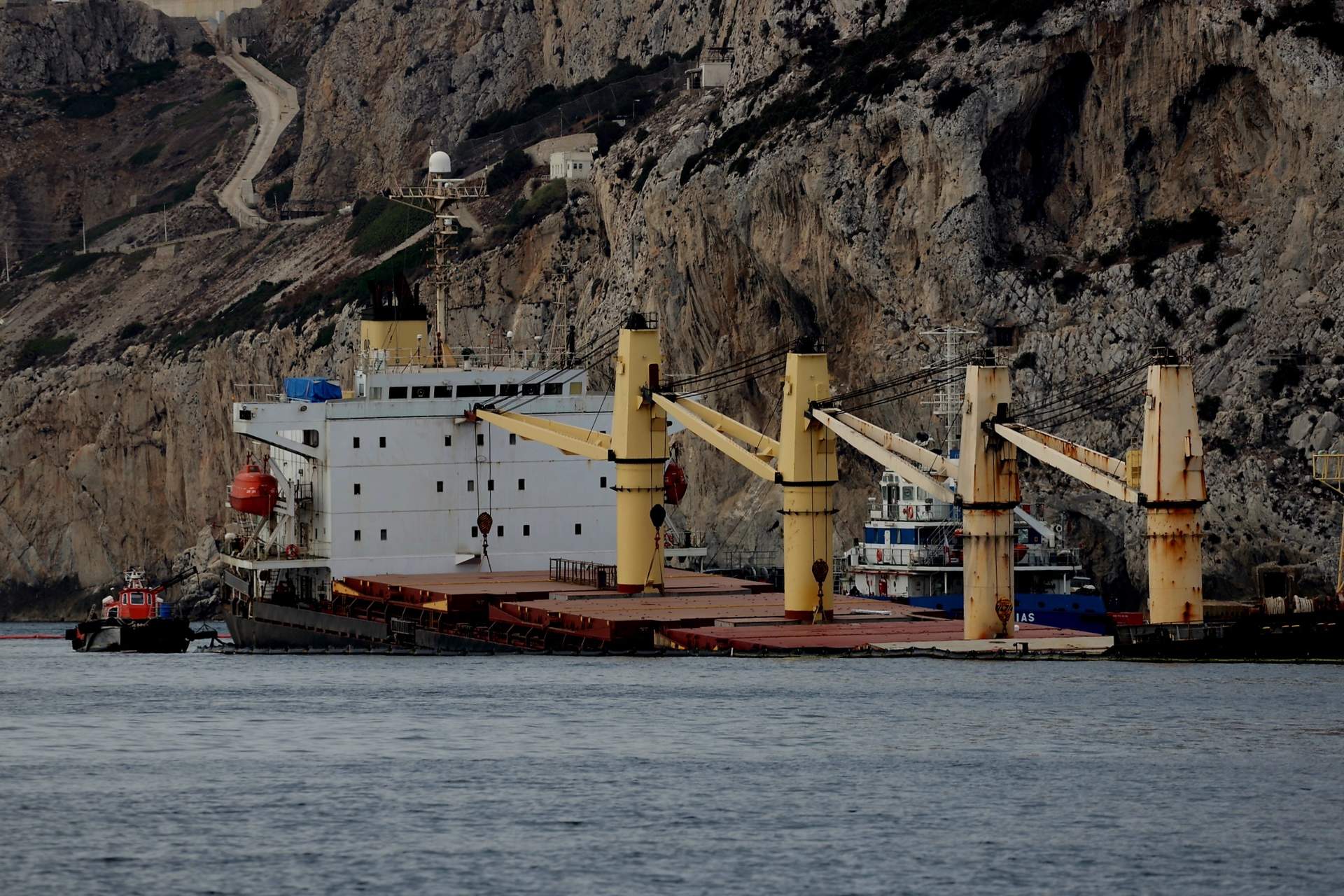 Gibraltar acordona una parte de la costa de Little Bay por las 