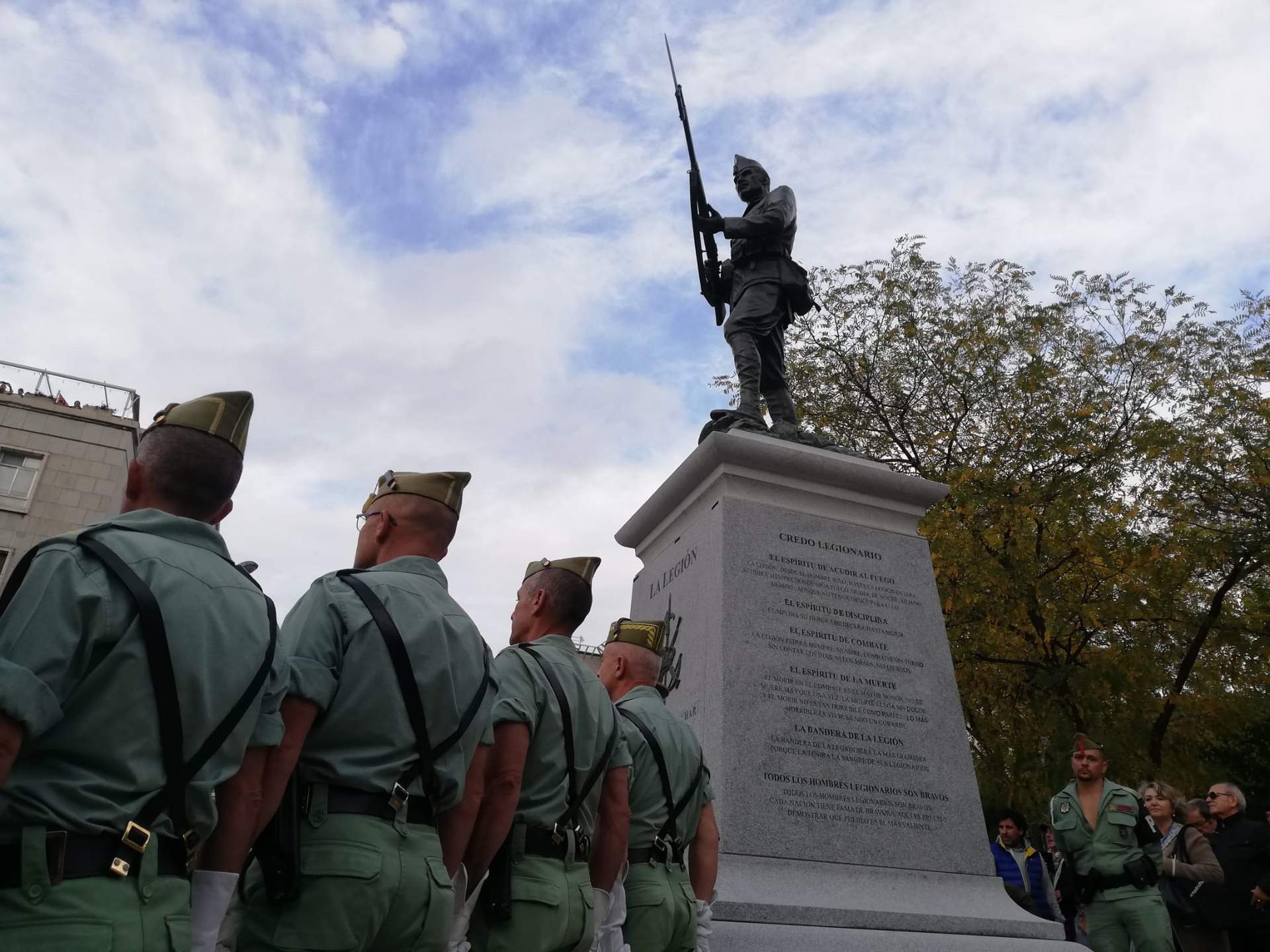 Almeida reivindica la calle de Millán Astray de Madrid en la inauguración de la estatua en honor a la Legión