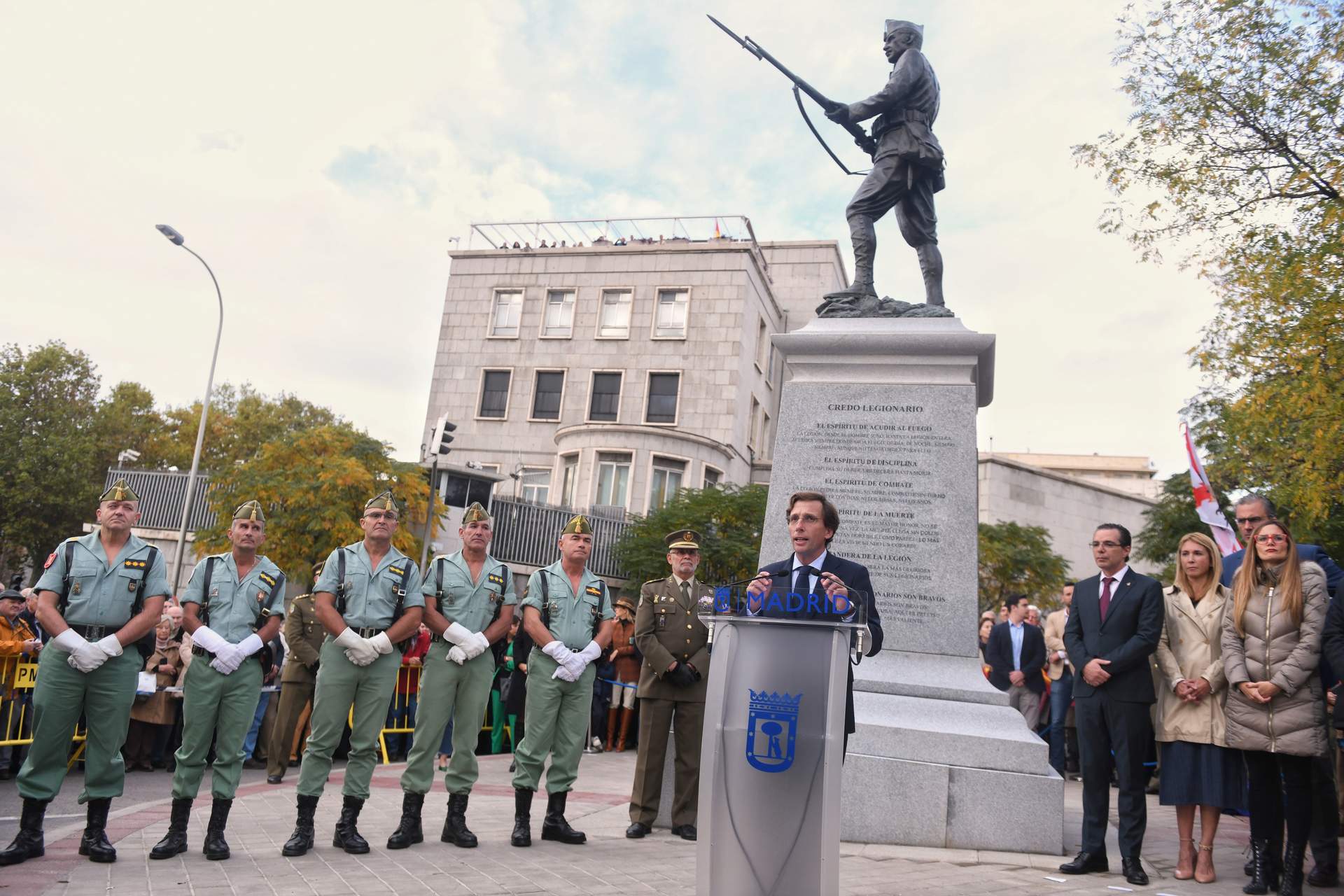 Madrid inaugura su estatua en homenaje a la Legión entre banderas de España, 'vivas' al Ejército y cruces de Borgoña