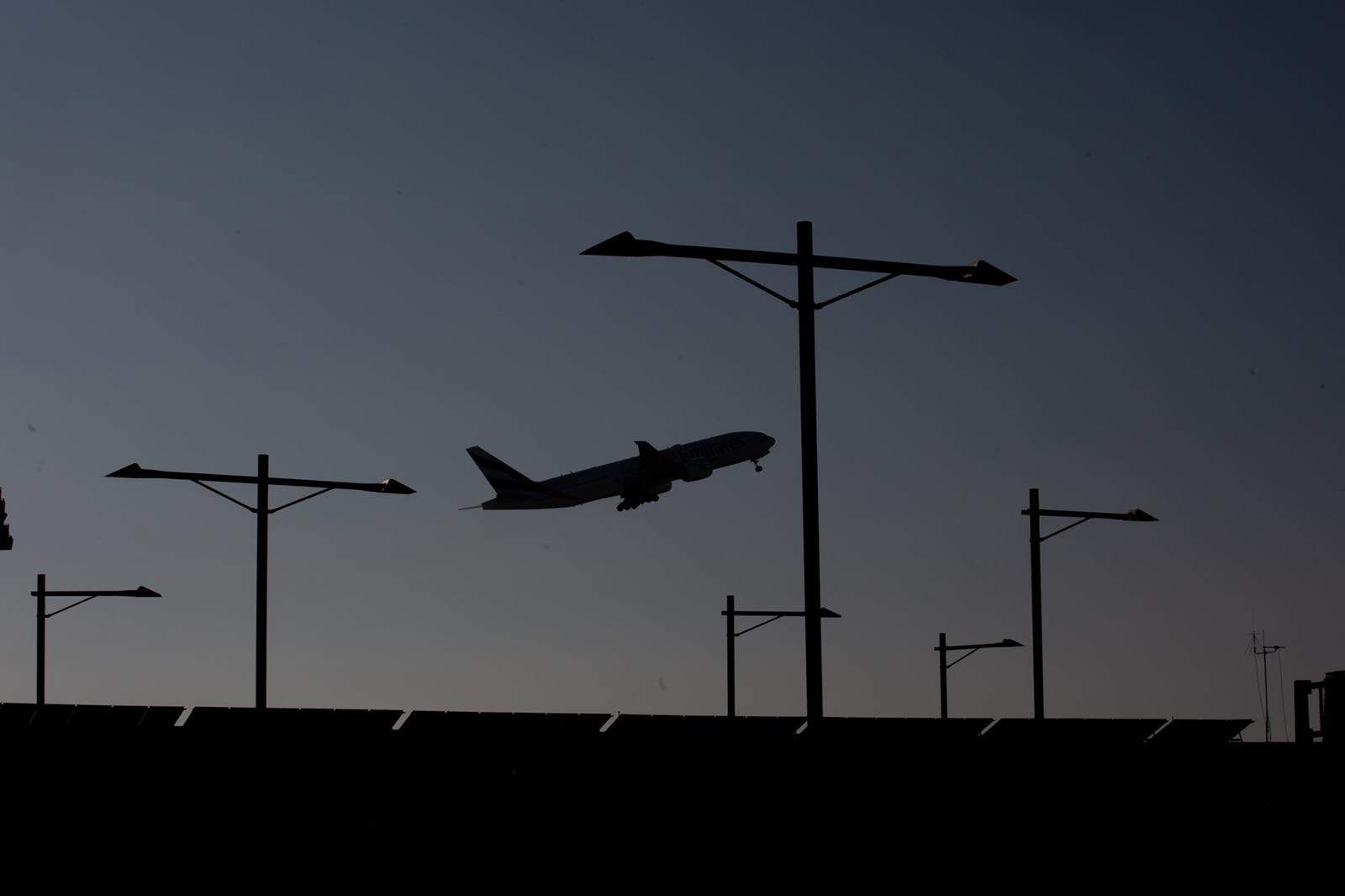 28 pasajeros de un avión, la mitad ya localizados, huyen por la pista de El Prat tras una falsa emergencia por un parto